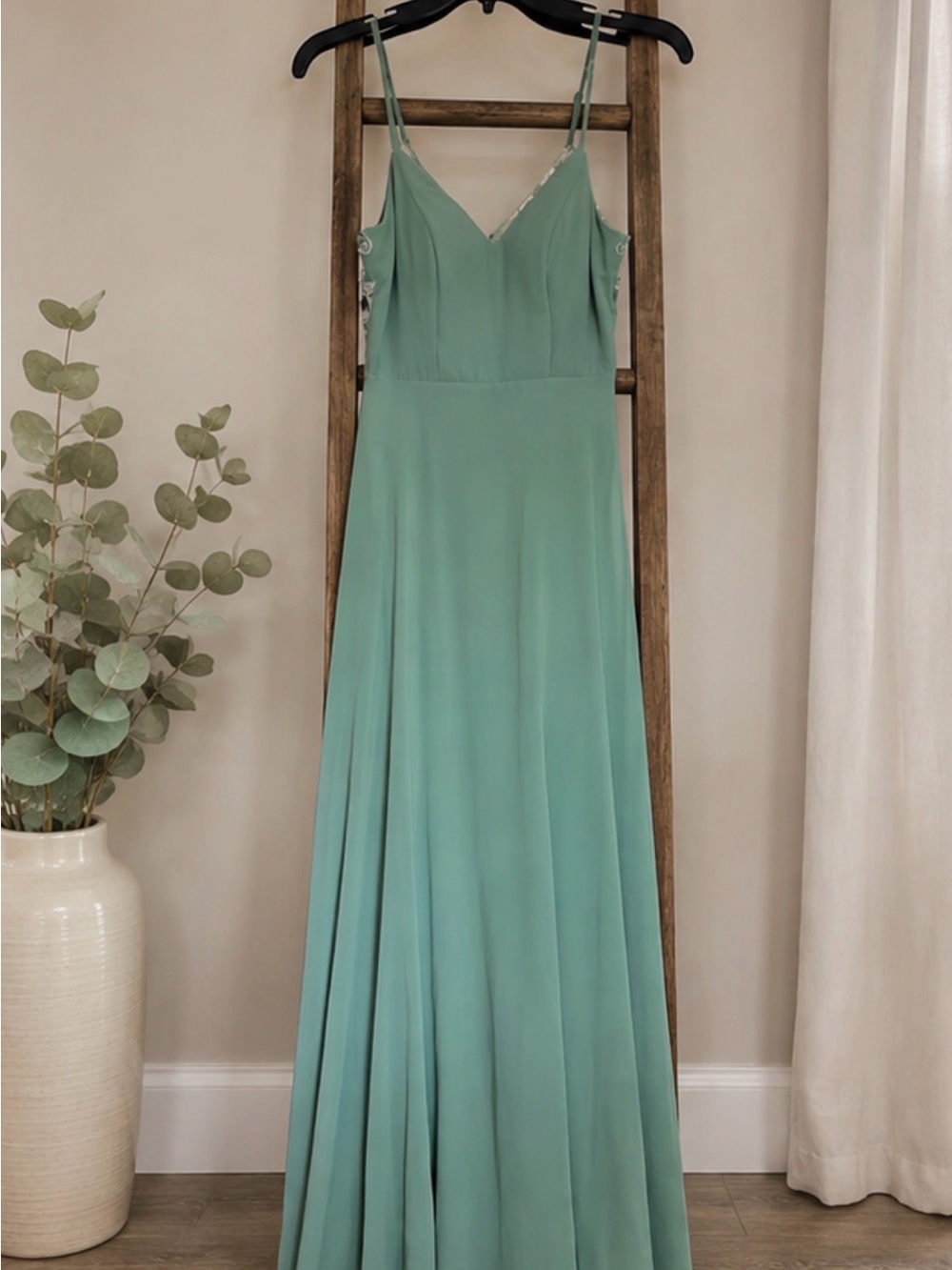 Elegant Green Spaghetti-Strap Maxi Dress
